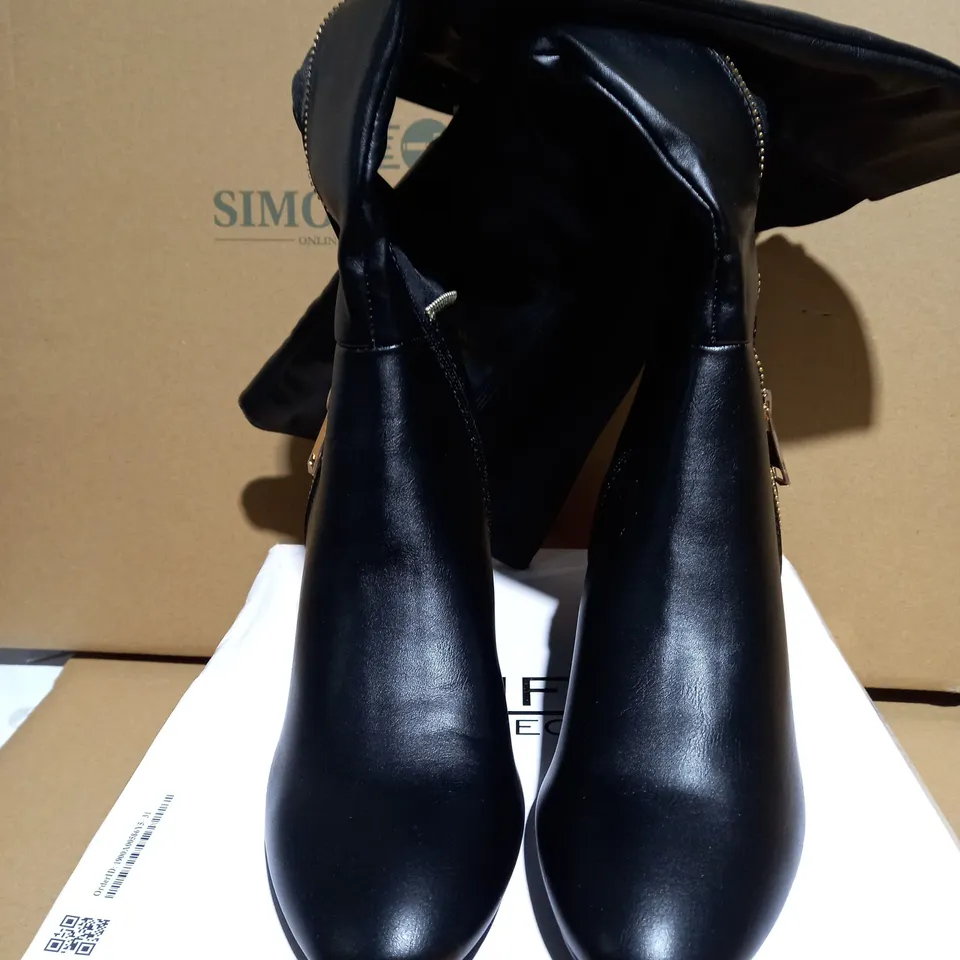 TRUFFLE COLLECTION WOMENS BLACK HIGH LEG ZIP UP BOOTS - SIZE 5