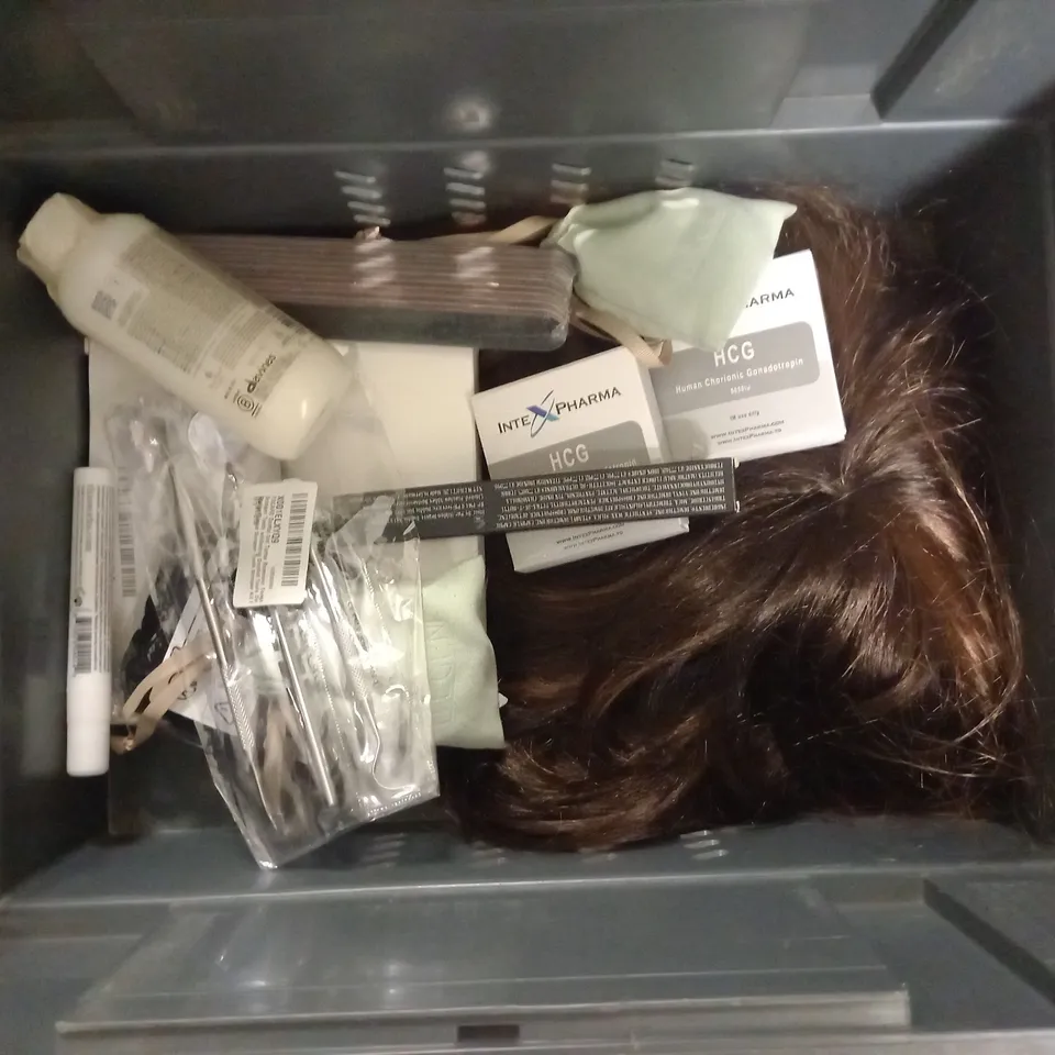 BOX OF APPROXIMATELY 20 COSMETIC ITEMS TO INCLUDE - SANCTUARY SPA SALT SCRUB - SCHOLL FUNGAL NAIL TREATMENT - DRESSINGS - ETC