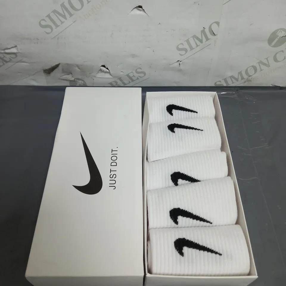 BOXED NIKE CREW SOCKS - X5 - WHITE