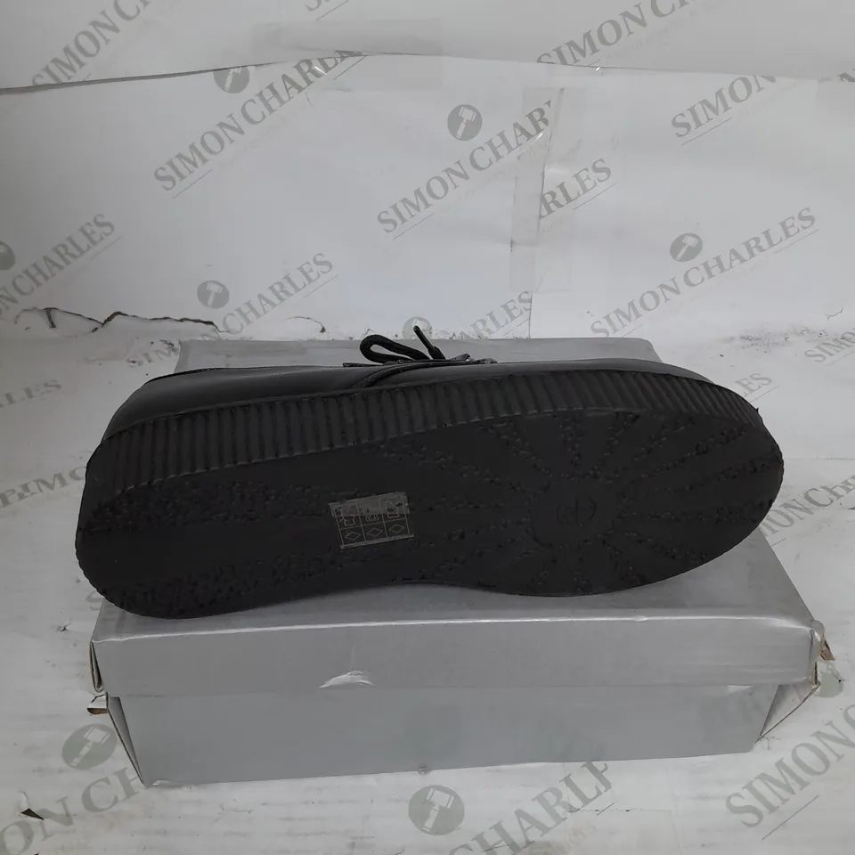 BOXED PAIR OF CASANDRA PLATFORM FLAT SHOES IN BLACK LEATHER SIZE 7