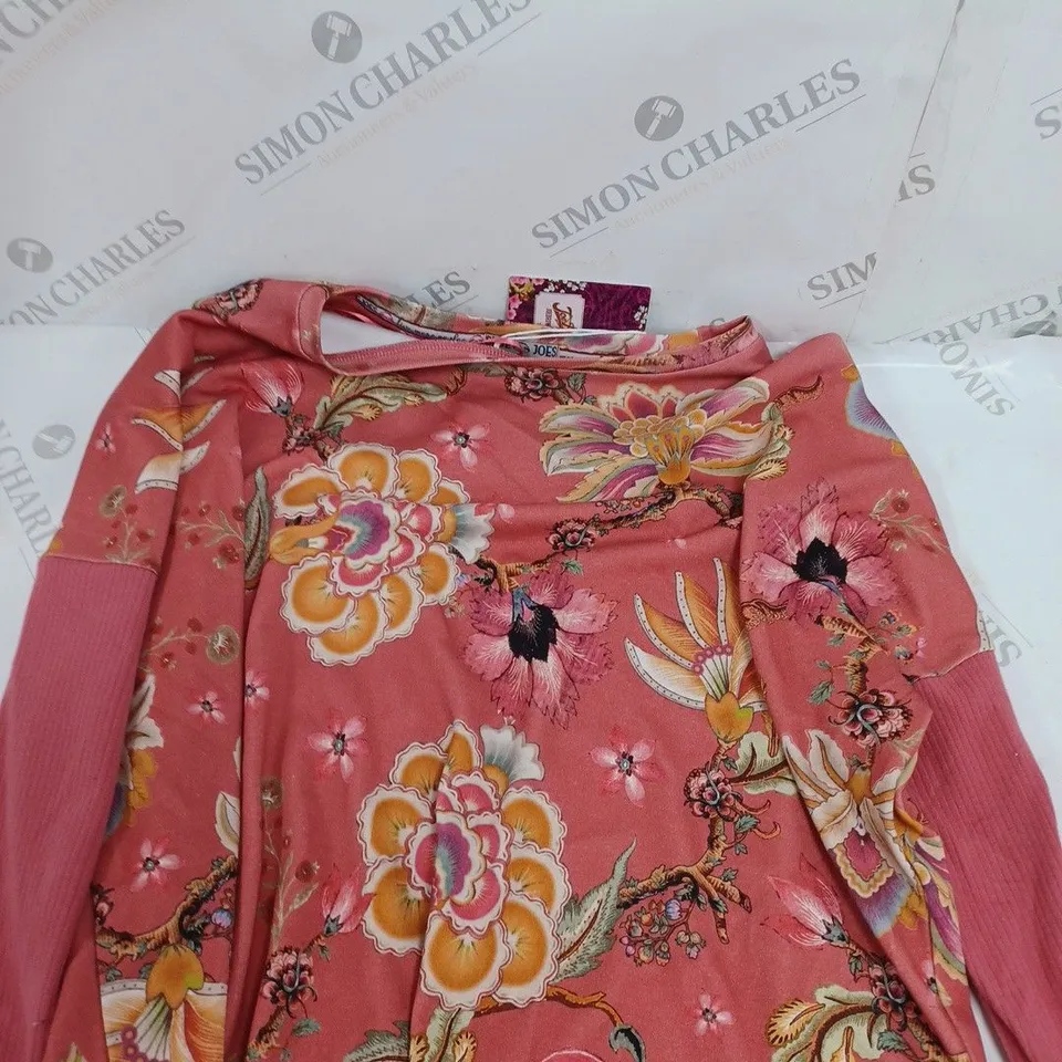 BOX OF APPROXIMATELY 9 ASSORTED CLOTHING PRODUCTS IN VARIOUS STYLES & SIZES TO INCLUDE JUMPERS, JEANS, SHIRTS ETC