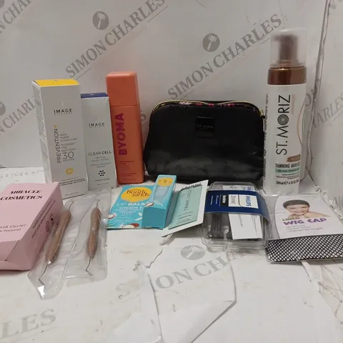 LOT OF BEAUTY PRODUCTS TO INCLUDE COMB EYELASH CURLER, BRIGHTENING TONER, ETC
