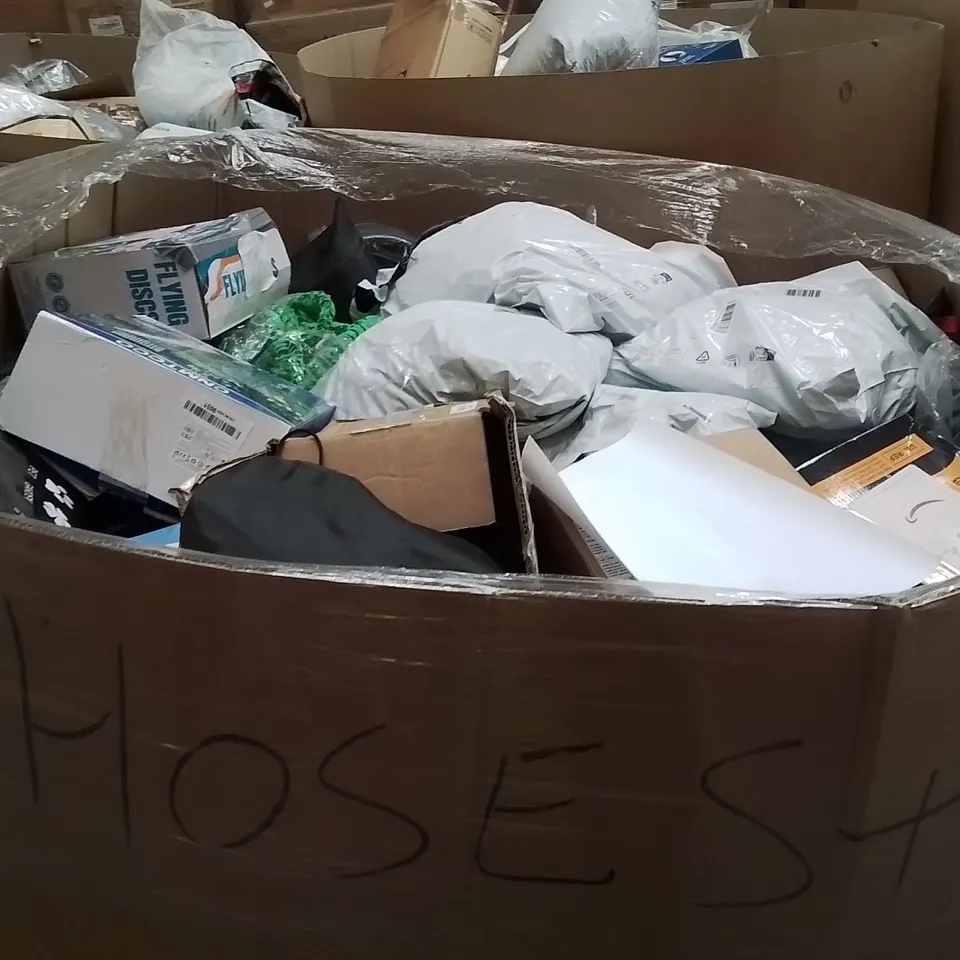 PALLET CONTAINING A LARGE QUANTITY OF HOSES