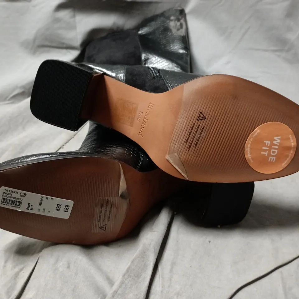 RIVER ISLAND BLACK WIDE-FIT KNEE-HIGH BOOT – CROC-EFFECT LEATHER, SIDE ZIP, BLOCK HEEL UK 7