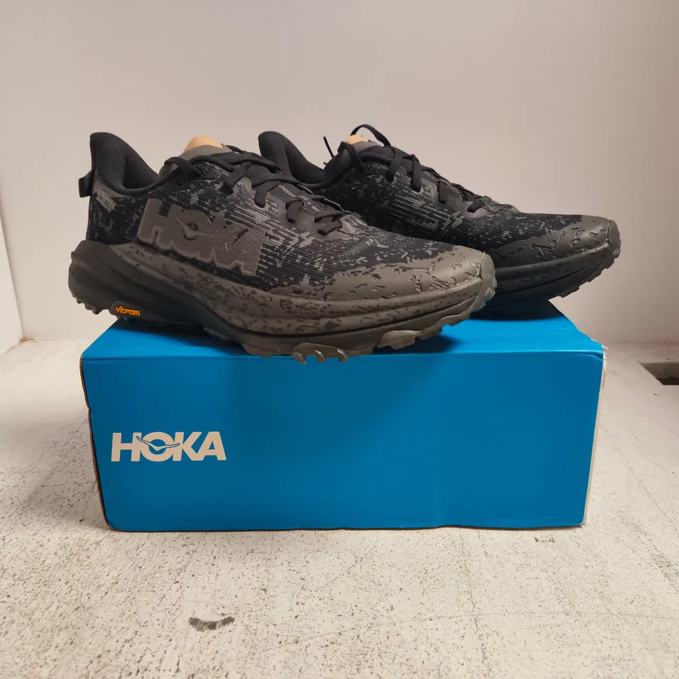 BOXED PAIR OF HOOKA SPEEDGOAT 6 GTX TRAINERS IN BLACK SIZE UK 10