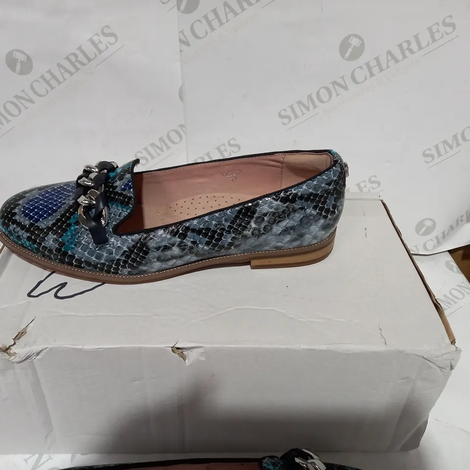 BOXED PAIR OF MODA BLUE SNAKE SKIN - SIZE 7