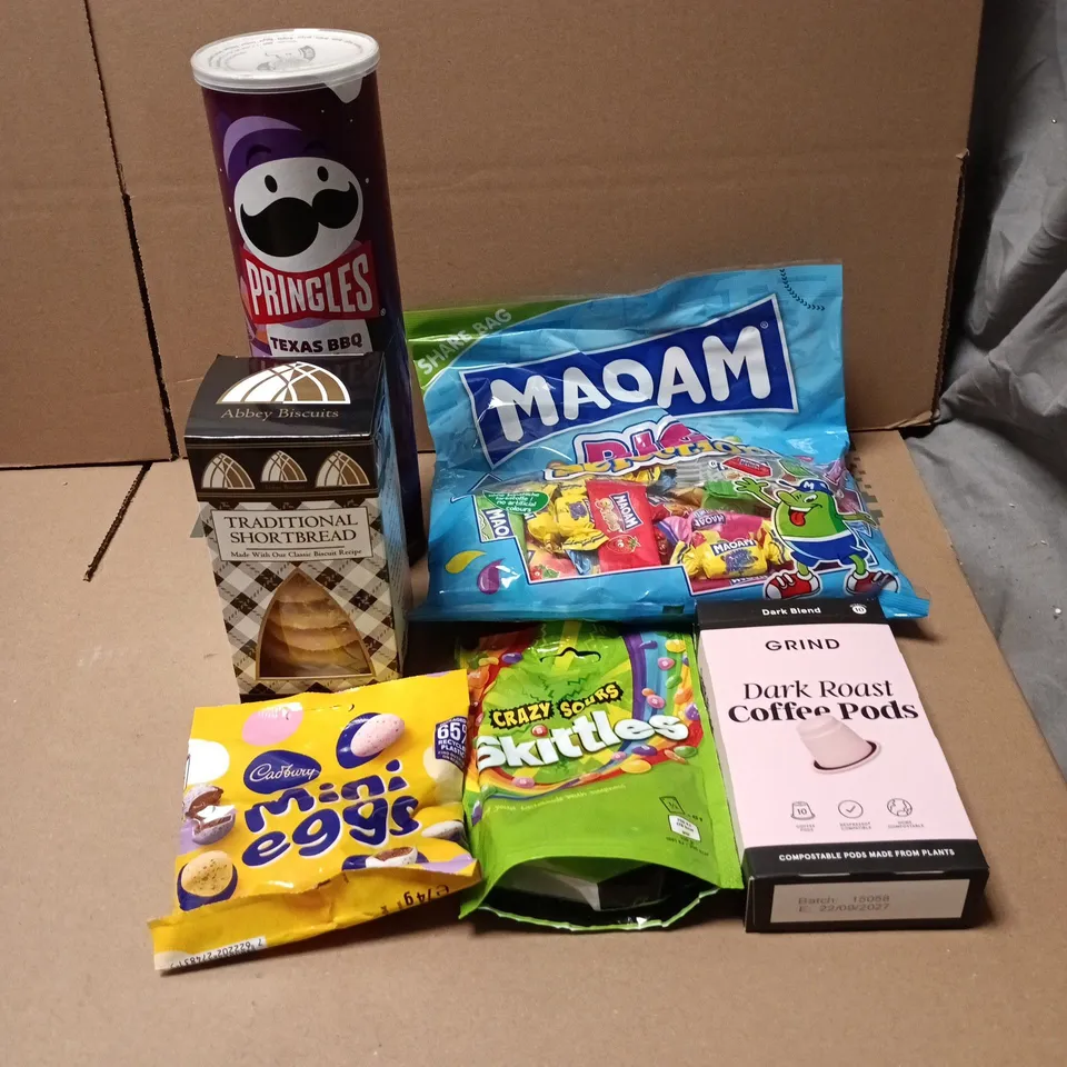 TOTE OF APPROXIMATELY 20 ASSORTED FOOD/DRINK ITEMS TO INCLUDE PRINGLES, MAOAM, MINI EGGS, SKITTLES, GRIND COFFEE PODS ETC