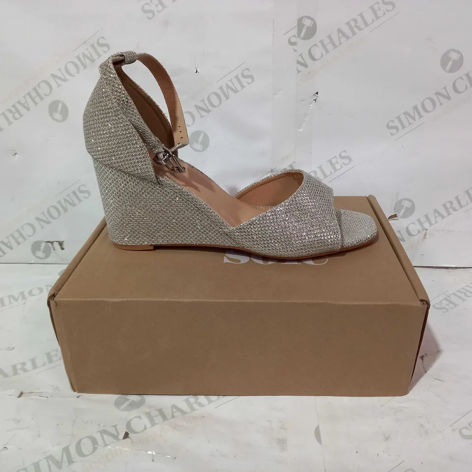 BOXED PAIR OF GOOD FOR THE SOLE WEDGE SANDALS IN SILVER W. GLITTER EFFECT UK SIZE 8