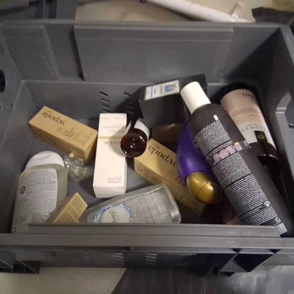 APPROXIMATELY 20 ASSORTED HEALTH AND BEAUTY PRODUCTS TO INCLUDE; CERVE, TREE HUT, FEMFRESH AND BLUE CRYSTAL