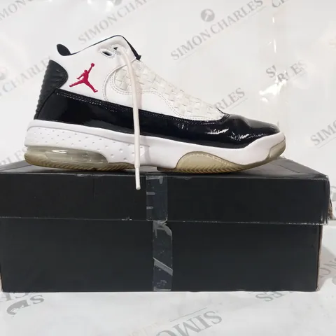 BOXED PAIR OF NIKE JORDAN MAX AURA 2 SHOES IN WHITE/BLACK UK SIZE 6