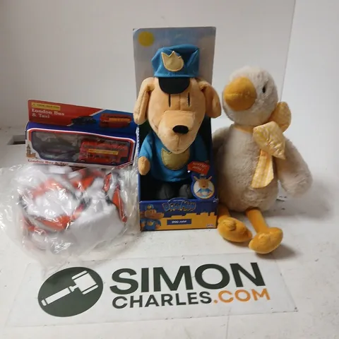 APPROXIMATELY 15 ASSORTED TOYS, GAMES, GIFTS AND NOVELTIES TO INCLUDE LONDON BUS & TAXI, DOG MAN PLUSH, FOOTBALLS, ETC - COLLECTION ONLY