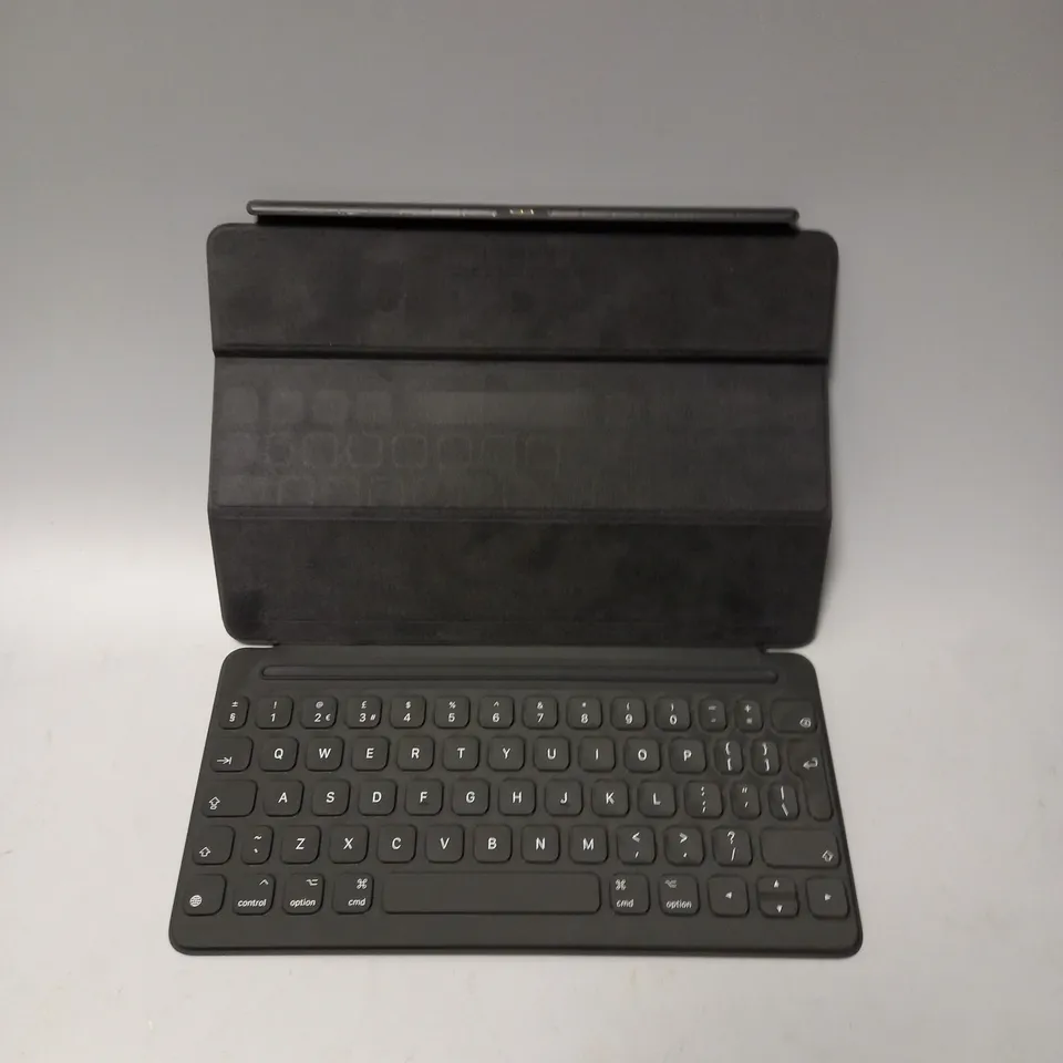 IPAD SMART KEYBOARD