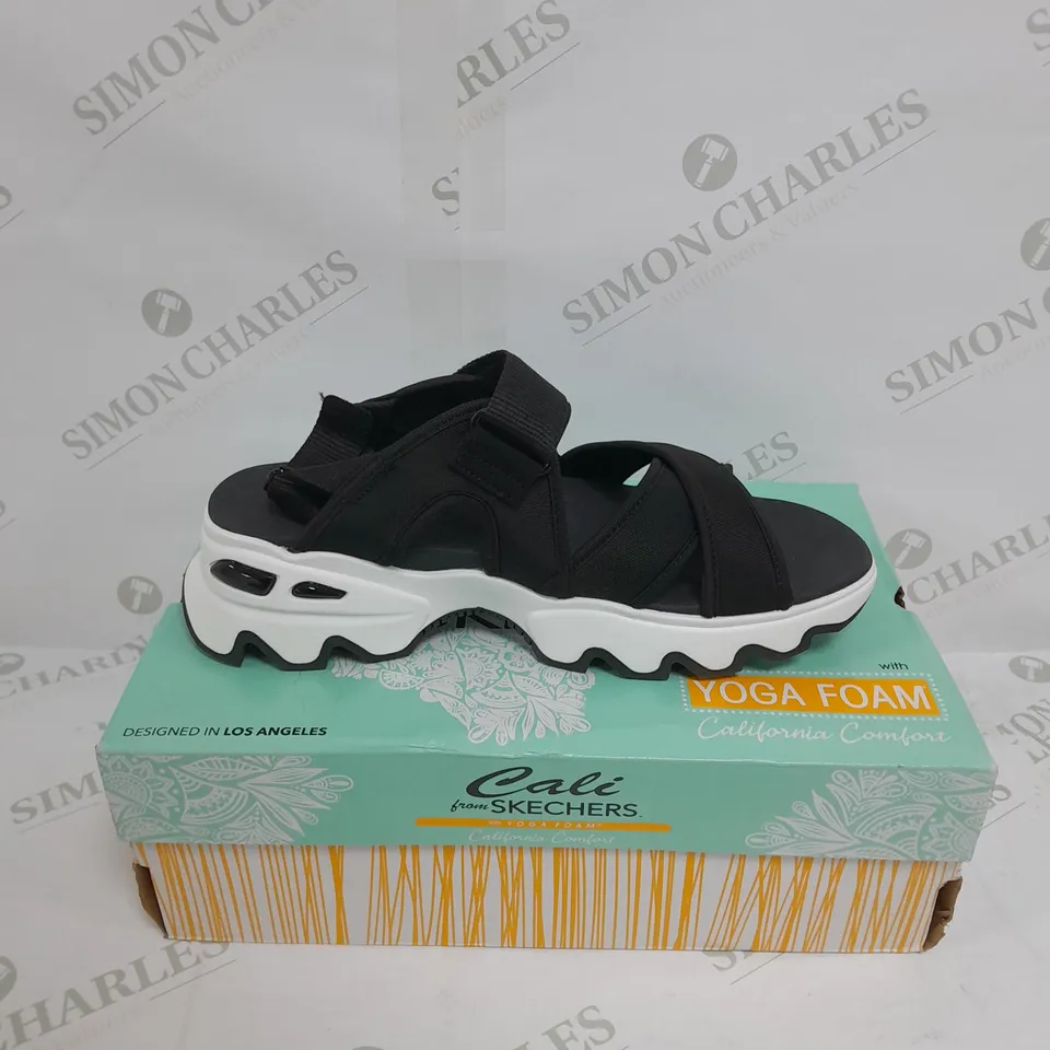 BOXED PAIR OF SKECHERS BIG LUG SANDALS IN BLACK SIZE 6