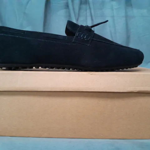 BOXED PAIR OF MAN FAUX SUEDE DRIVING SHOES IN BLACK SIZE 12