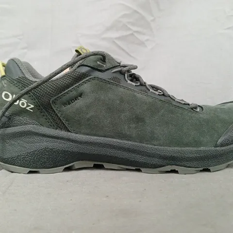 PAIR OF OBOZ SHOES IN DARK GREEN/BLACK SIZE UK 8