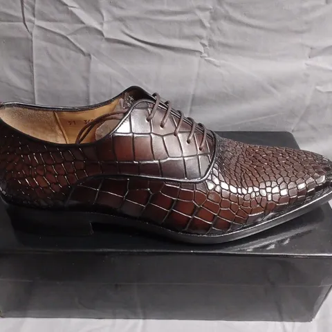 BOXED PAIR OF BROWN CROCODILE-EMBOSSED LEATHER OXFORD DRESS SHOES – SIZE 43