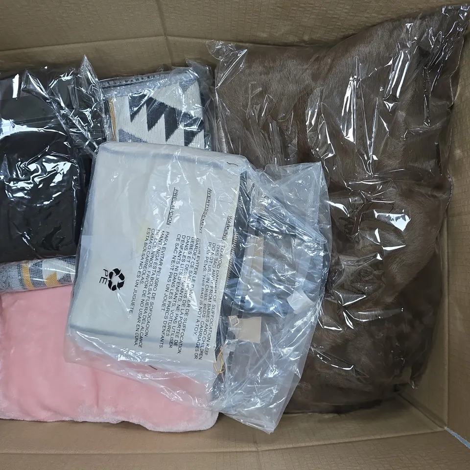 APPROXIMATELY 8 ASSORTED ITEMS TO INCLUDE HUDI OVERSIZED BLANKET HOODIE, BEBE SATCHEL BAG, STINGER BEANIE, ETC