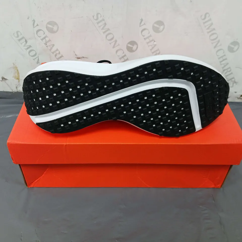 BOXED PAIR OF NIKE RUNNING INTERACT RUN TRAINERS IN BLACK SIZE 8