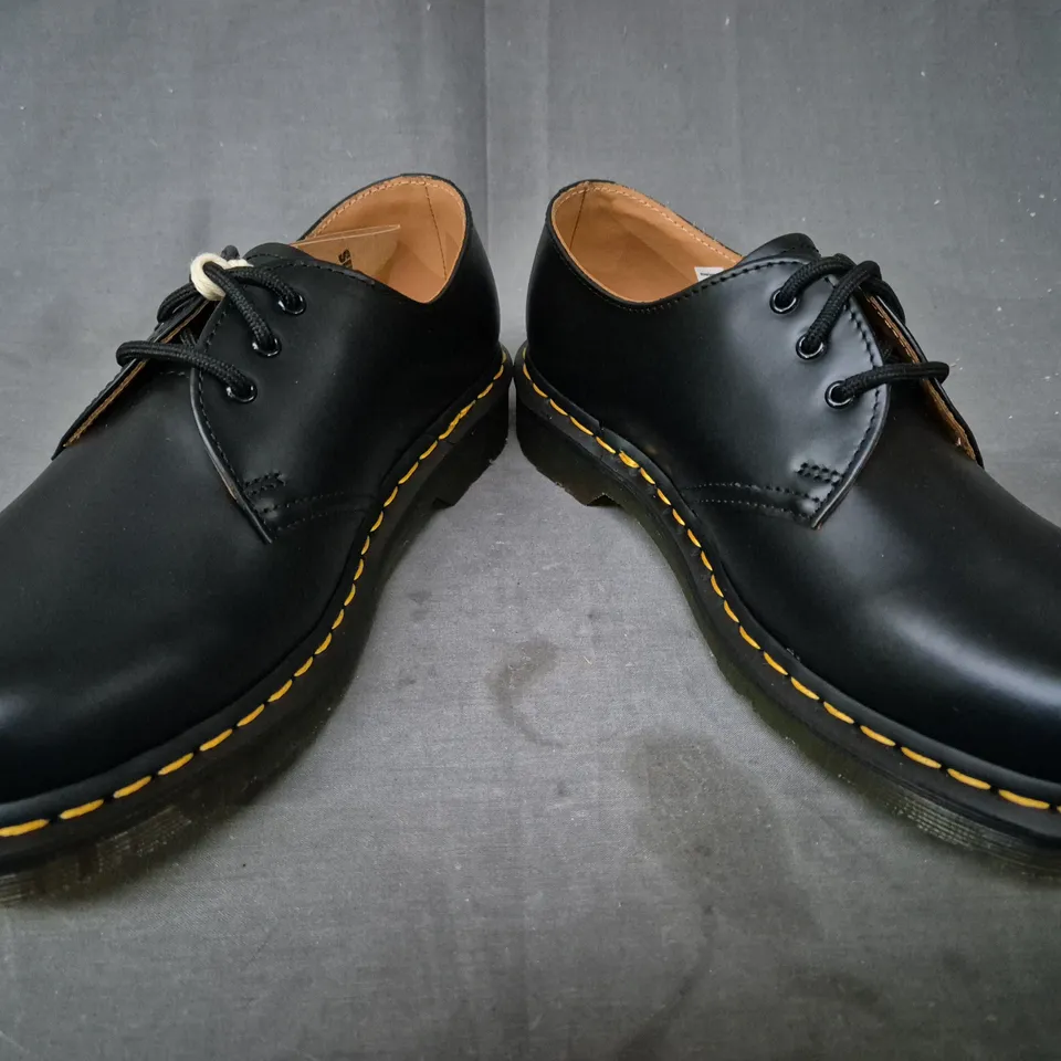 BOXED PAIR OF DR MARTENS 1461 SHOES IN BLACK UK SIZE 6