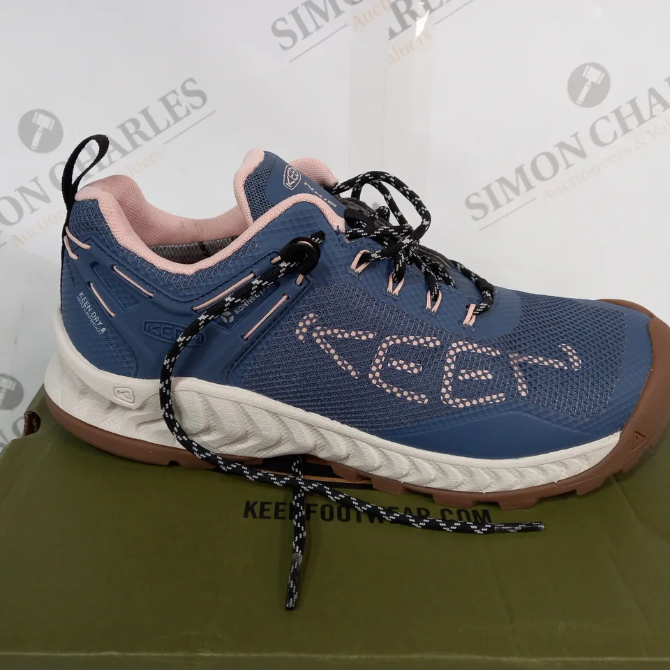 BOXED KEEN VINTAGE INDIGO/PEACH NXIS EVO WALKING SHOES - SIZE 7