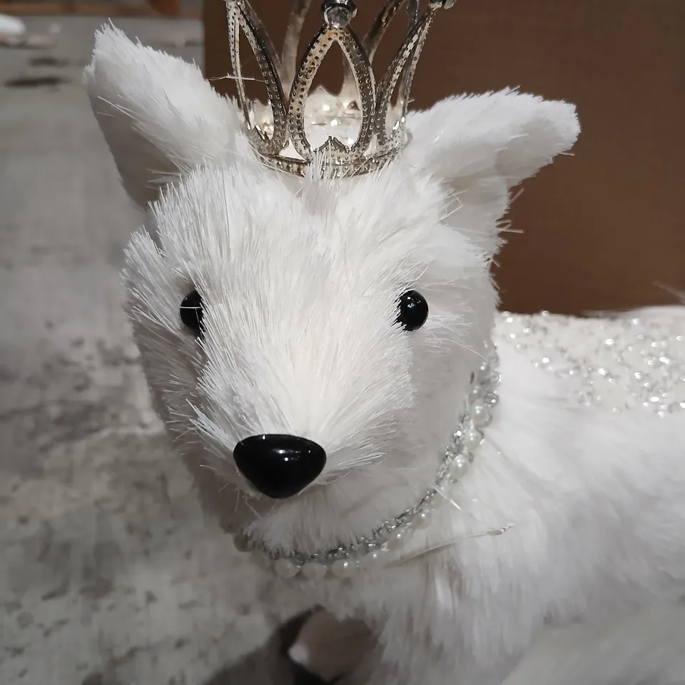 FOUR GISELA GRAHAM LONDON WHITE DOG FIGURE WITH CROWN AND PEARL NECKLACE 