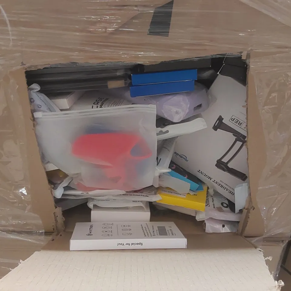 PALLET CONTAINING A VERY LARGE QUANTITY OF ASSORTED PHONE CASES ECT