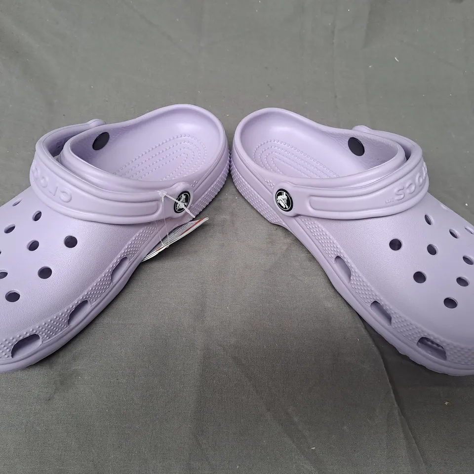 BOXED PAIR OF CROCS CLASSIC KIDS CLOGS IN LAVENDER UK SIZE J4