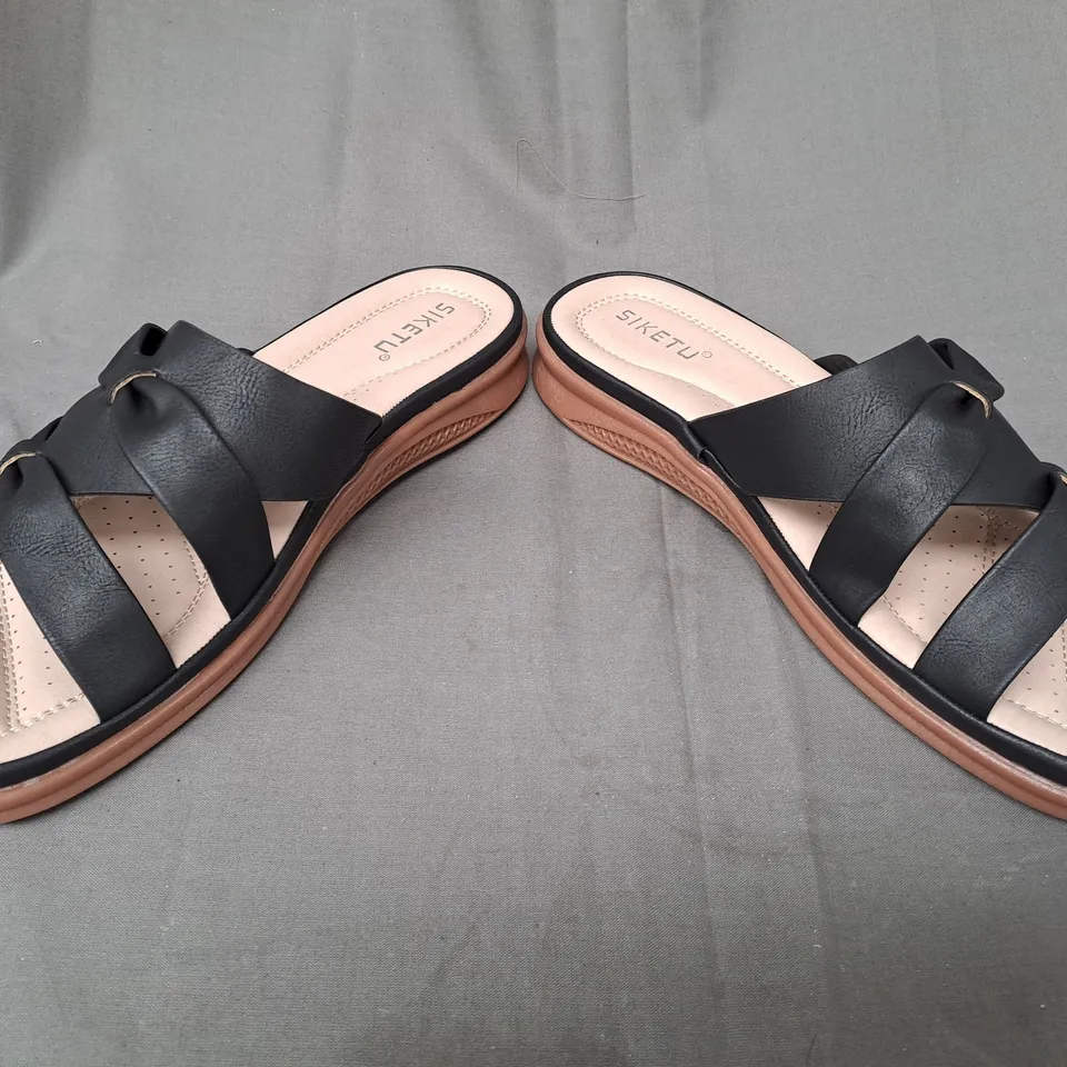 BOXED PAIR OF SIKETU OPEN TOE SANDALS IN BLACK EU SIZE 41