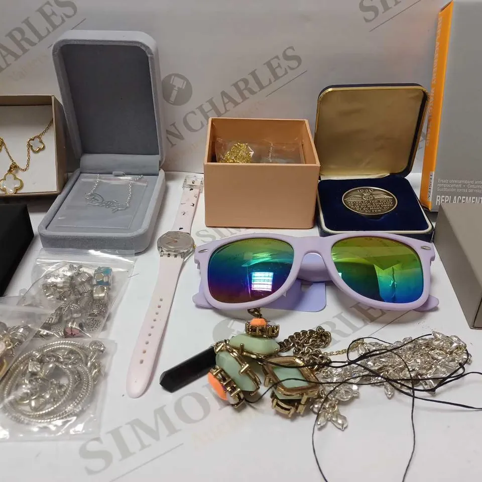 LOT OF APPROX 20 ASSORTED JEWELLERY ITEMS TO INCLUDE NECKLACES, EARRINGS, SUNGLASSES, ETC 