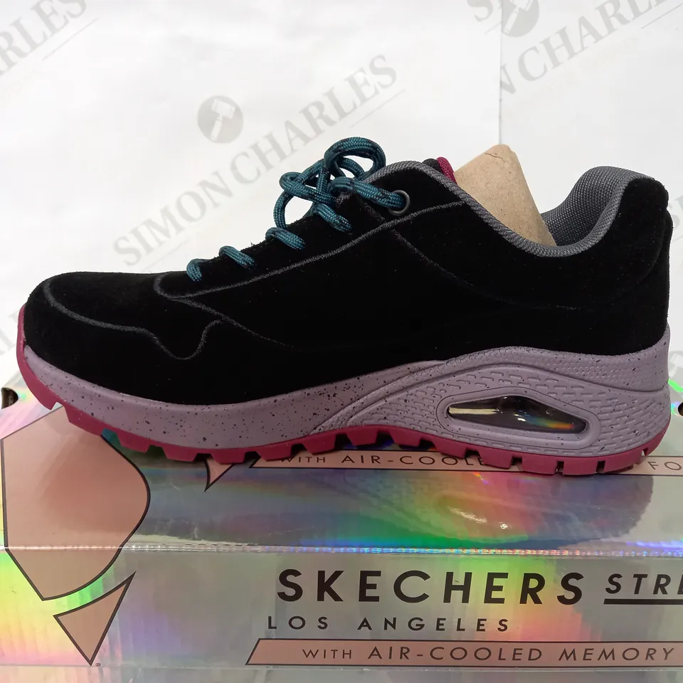 BOXED PAIR OF SKECHERS BLACK/PURPLE TRAINERS  - SIZE 5