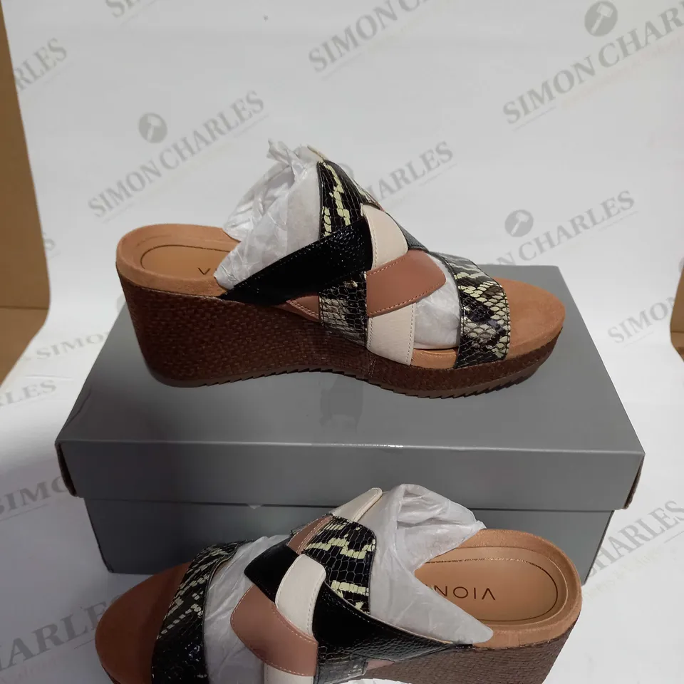 VIONIC HOOLA TAN SANDAL - SIZE 6 