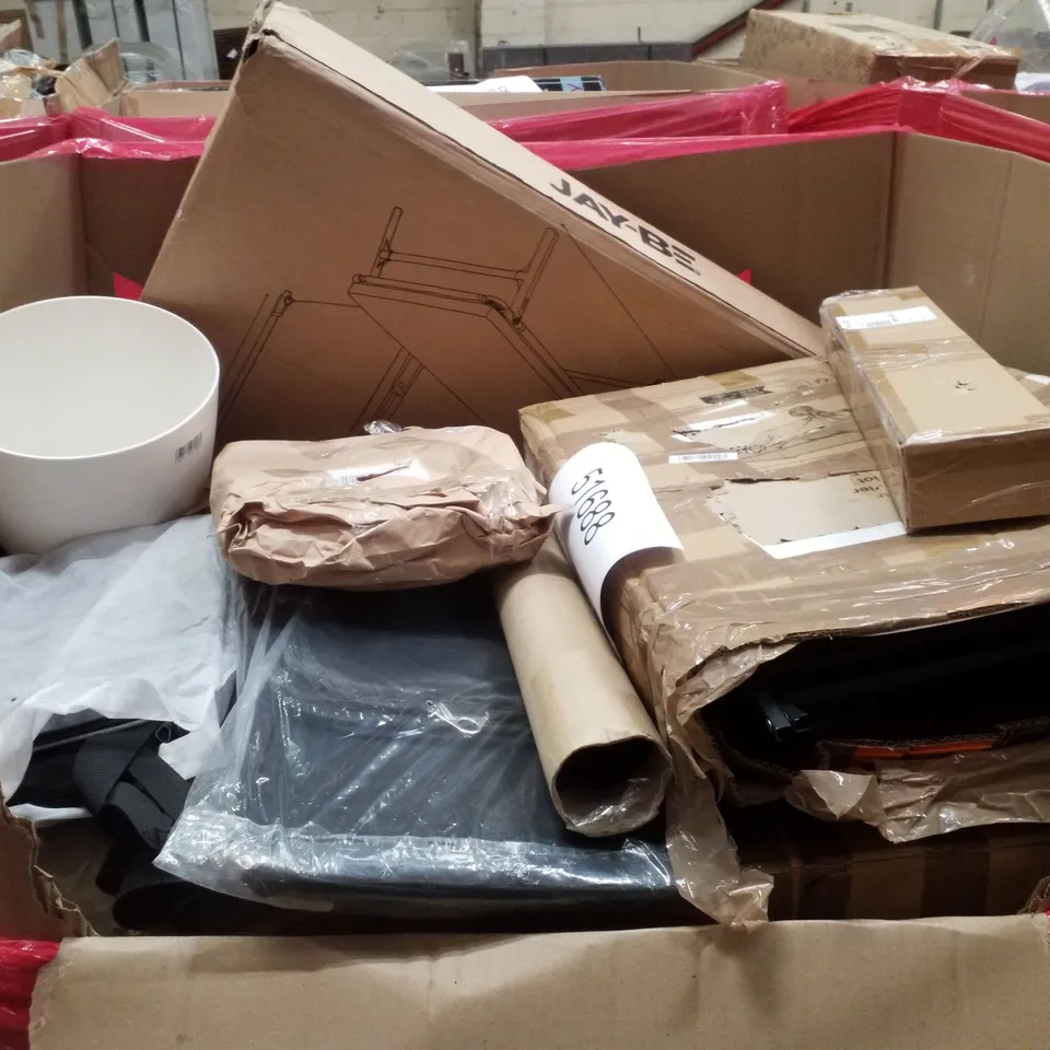 PALLET CONTAINING ASSORTED PRODUCTS INCLUDING FIRE GUARD, TRUNKI SUITCASE, TELESCOPIC LADDER 2.9M, KIDS BEACH TENT & FLOOR MAT