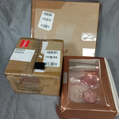 APPROXIMATELY 8 ASSORTED DAMAGED ITEMS TO INCLUDE STAG DECOR, SMART WATCH HEAD, CHOSEN FRAGRANCE BOX ETC