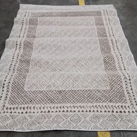 CHEQUERED AREA RUG APPROXIMATELY 160X213CM