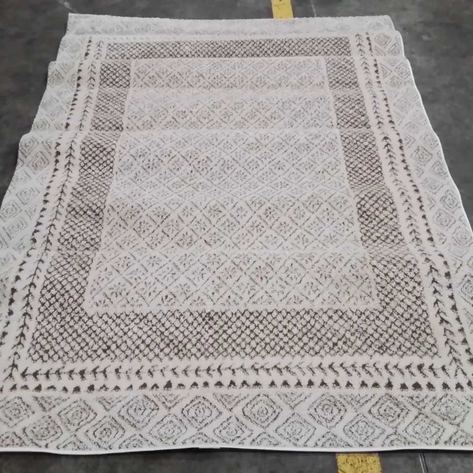 CHEQUERED AREA RUG APPROXIMATELY 160X213CM