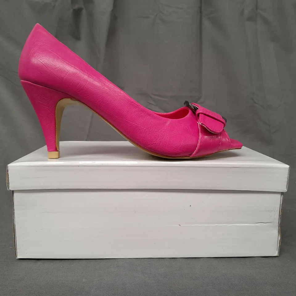 BOXED PAIR OF DESIGNER OPEN TOE MID HEELED SHOES IN FUCHSIA EU SIZE 37