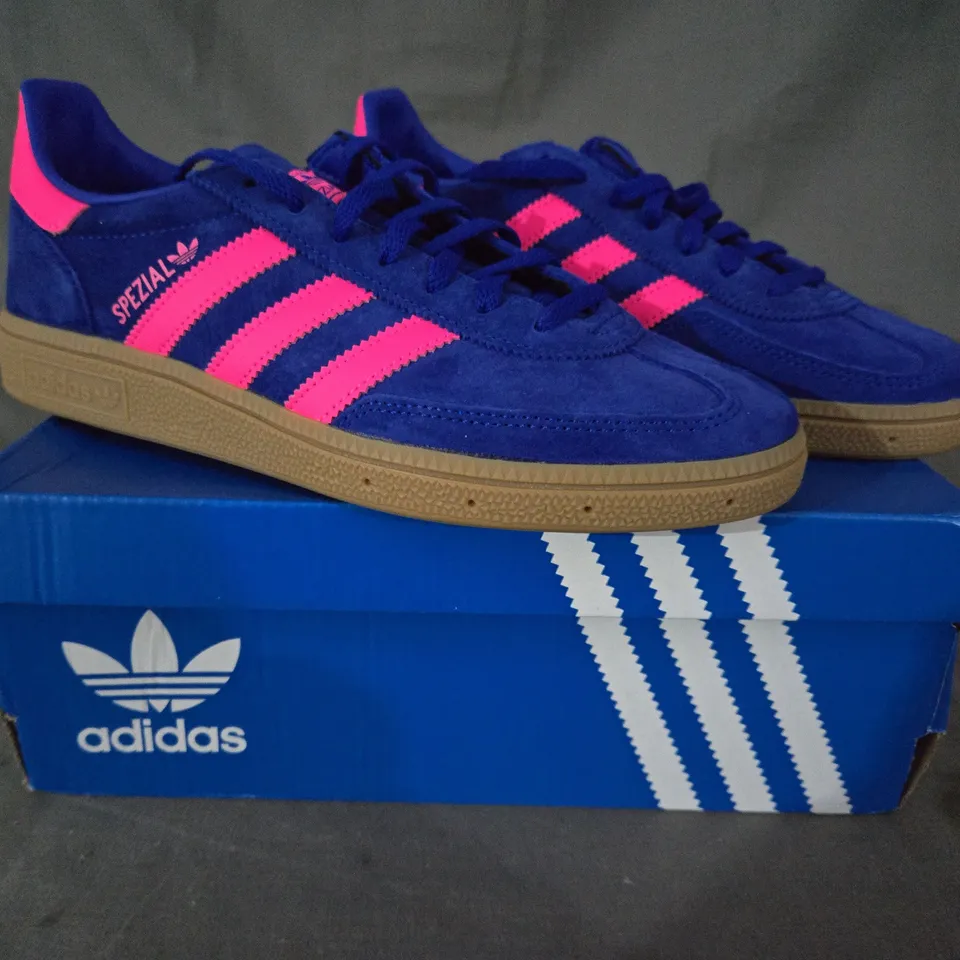 BOXED PAIR OF ADIDAS HANDBALL SPEZIAL SHOES IN NAVY/PINK UK SIZE 6.5