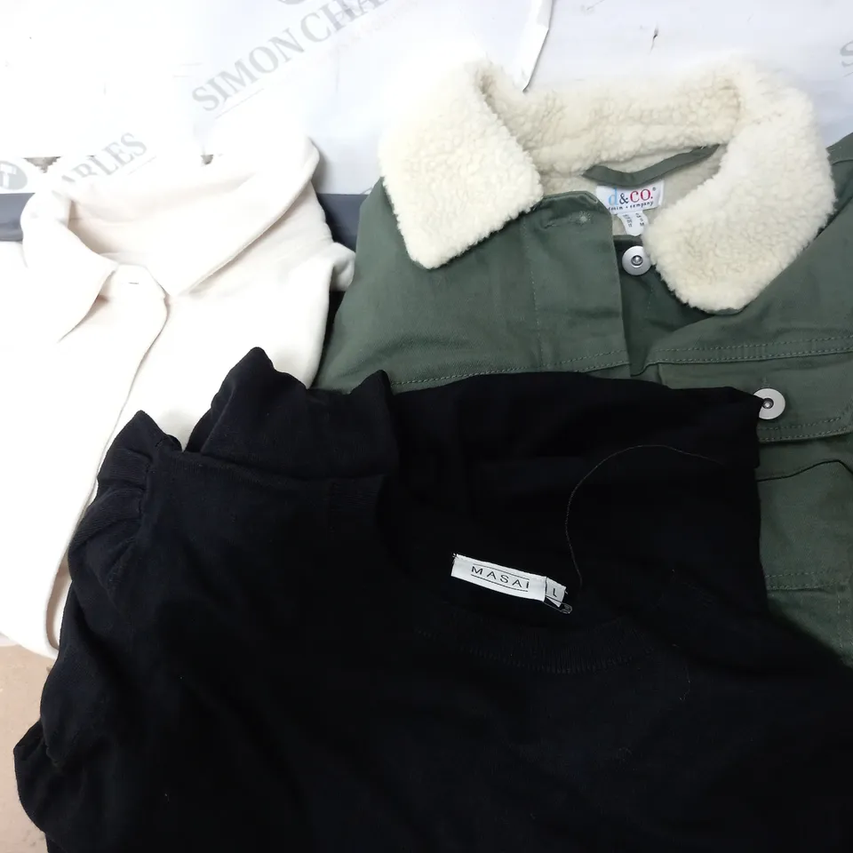 APPROXIMATELY 15 ASSORTED ITEMS OF WOMEN'S CLOTHING TO INCLUDE CUDDL DUDS OVERSIZED SHIRT SIZE MEDIUM, D&CO DENIM JACKET SIZE MEDIUM, MASAI DRESS SIZE L 