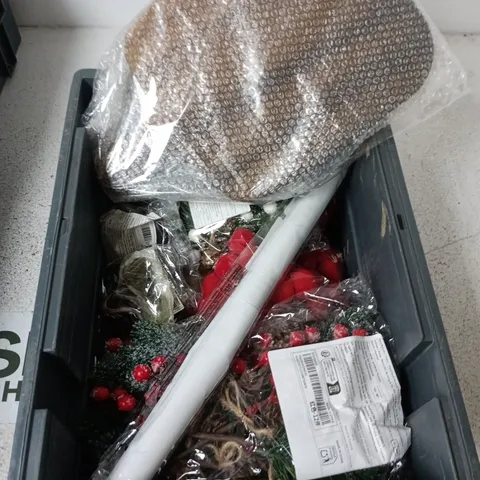 BOX CONTAINING A MIX OF APPROXIMATELY 15 ASSORTED HOUSEHOLD ITEMS INCLUDING CHRISTMAS DECORATIONS, CHOPPING BOARD ETC. 