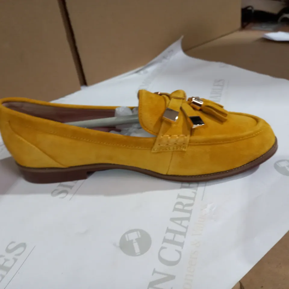MODA YELLOE SLIP ON SHOES  SIZE 6