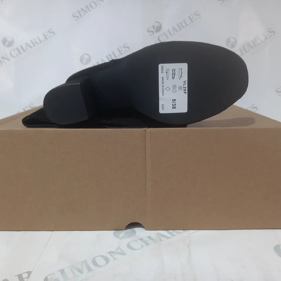 BOXED PAIR OF V BY VERY HIGH BLOCK HEEL BOOTS IN BLACK SIZE 5