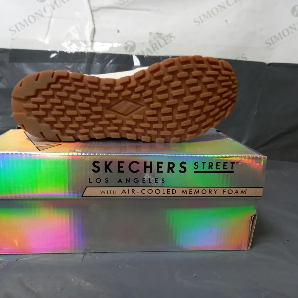 SKECHERS ANKLE BOOTS CREAM SIZE 7