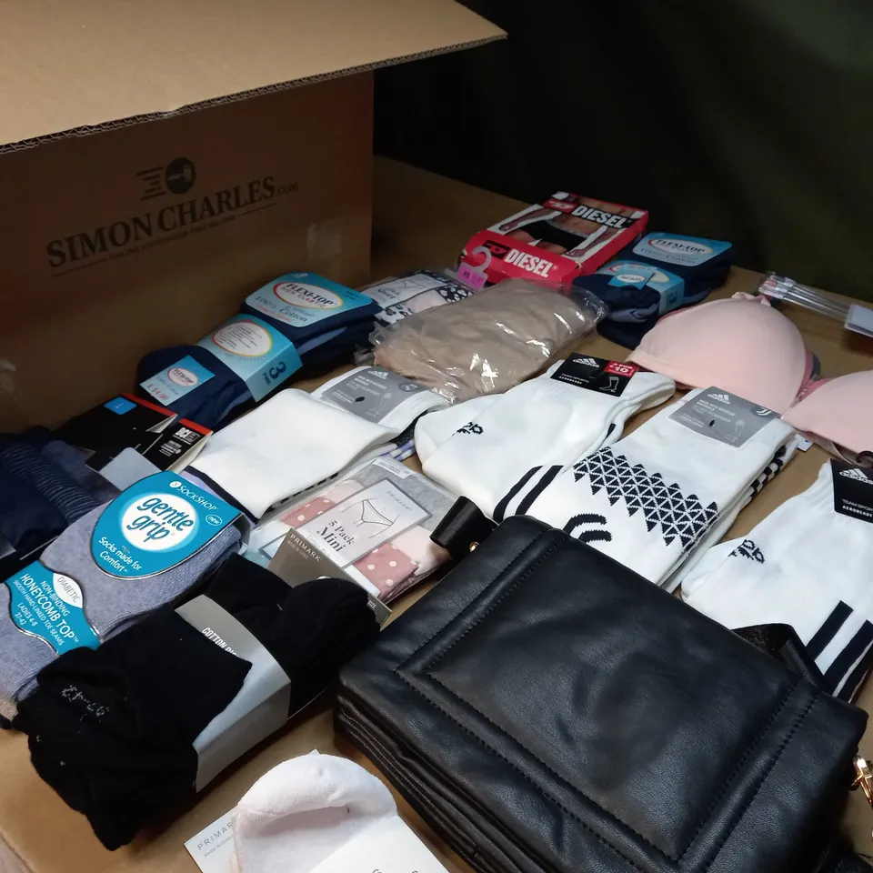 LOT OF APPROX. 15 ASSORTED CLOTHING ACCESSORIES  IN VARYING SIZES/COLOURS/STYLES TO INCLUDE: SOCKS, BRA'S, BRIEFS