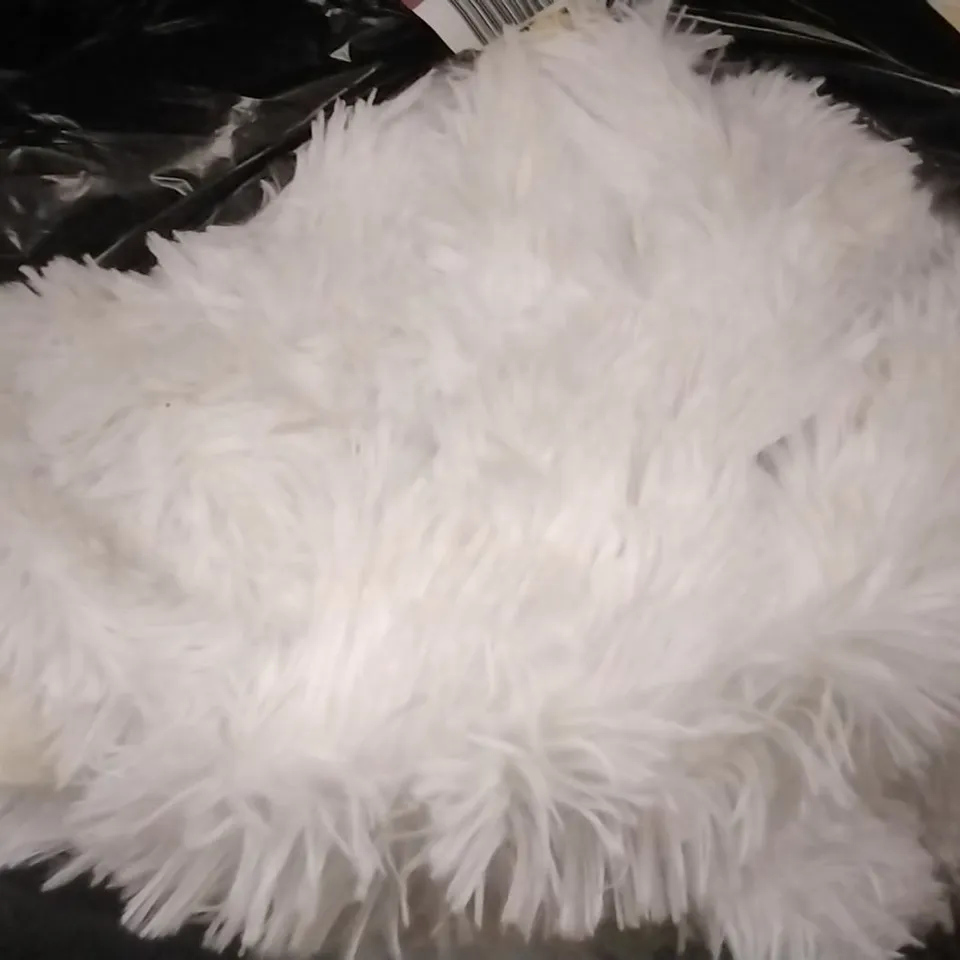 BOXED FAUX FUR BLANKET WHITE 