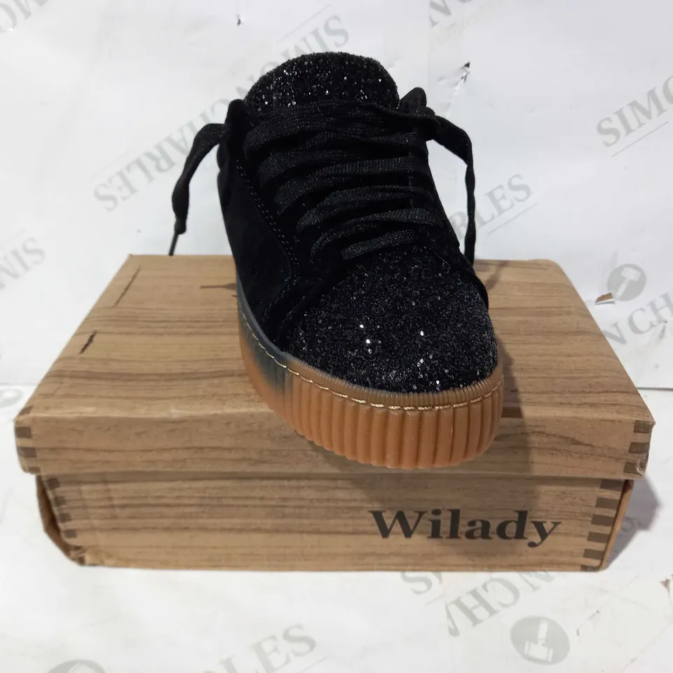 BOXED PAIR OF WILADY SHOES IN BLACK W. GLITTER EFFECT EU SIZE 38