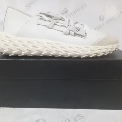 BOXED PAIR OF GIUSEPPE ZANOTTI URCHIN RUNNER SHOES IN WHITE UK SIZE 10