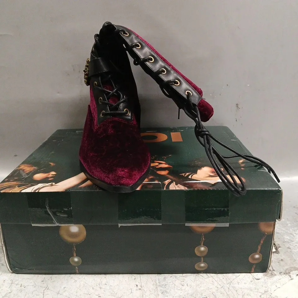 BOXED PAIR OF KOI TIMELESS TRUTHS ORNATE VICTORIAN BOOTS IN BURGUNDY SIZE UK 7