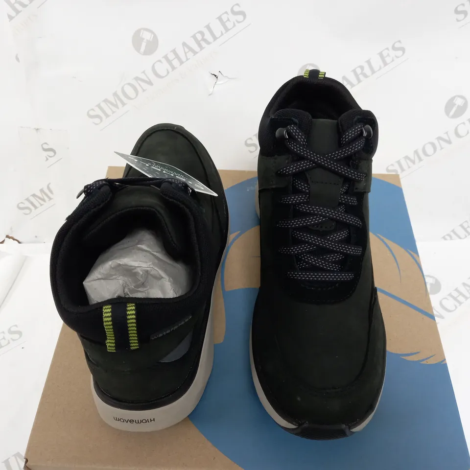 BOXED PAIR OF CLARKS WAVE 2.0 MID TRAINERS IN BLACK - 3