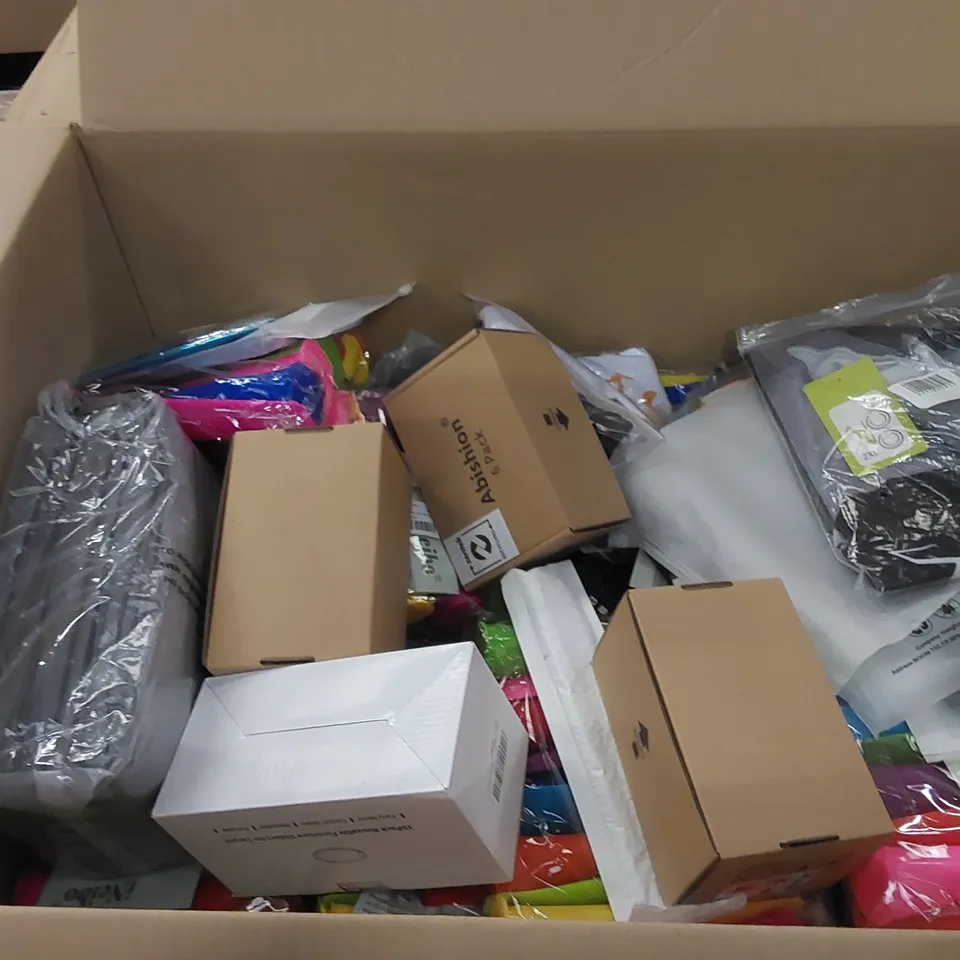 PALLET CONTAINING A LARGE QUANTITY OF HOUSEHOLD PRODUCTS. INCLUDING WIG, BAGS, HAT, ICE CUBE TRAYS ETC 