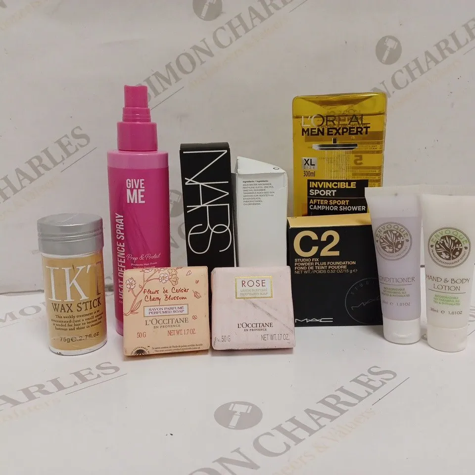 APPROXIMATELY 10 ASSORTED HEALTH AND BEAUTY PRODUCTS TO INCLUDE C2 STUDIO FIX POWDER PLUS FOUNDATION, NARS NATURAL RADIANT LONGWEAR FOUNDATION, IKT WAX STICK
